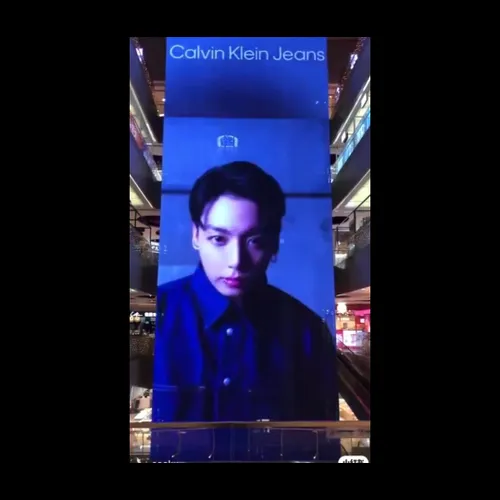 بیلبورد بزرگ تبلیغاتی جونگکوک برای CK در مرکز خرید در هوی