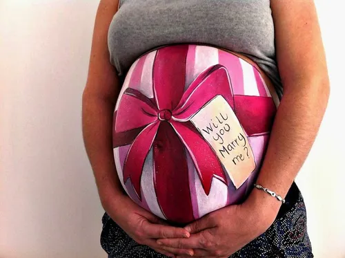 نقاشی های یک هنرمند بر روی شکم زنان باردار برای افزایش رو