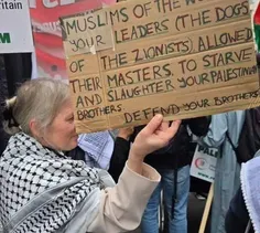 ▪️پلاکارد پیر زن انگلیسی در تظاهرات ضد اسرائیلی جنجال‌برا