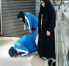 ⭕️ دختران ورزشکار ایرانی در حال نماز خواندن  در المپیک 