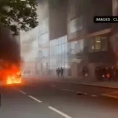 پاریس در آتش/ معترضان خودروها و ترامواها را به آتش کشیدند
