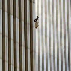 یکی از مشهورترین عکس‌های حمله 11 سپتامبر به #برج‌های_دوقل