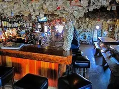 تصویری از رستوران عجیب اسکناسی در آلاسکای امریکا که دیوار