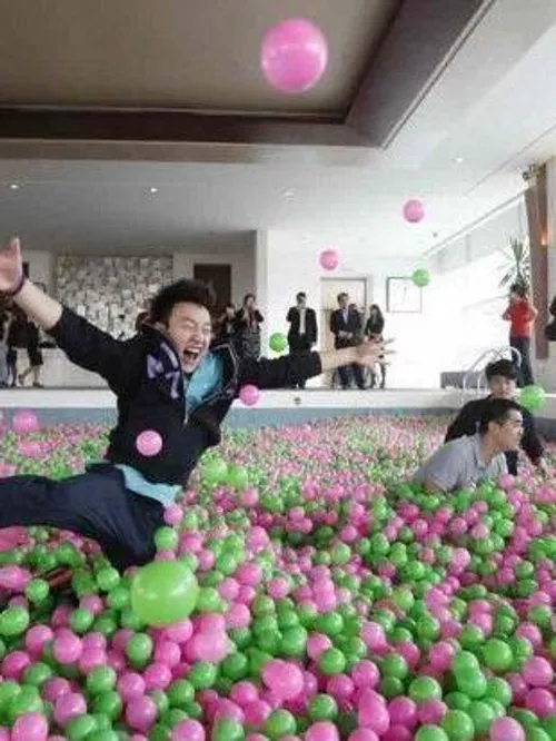 بزرگترین استخر توپ دنیا در هتلی واقع در پاندانگ چین قرار 