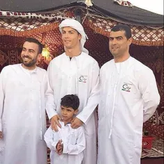رونالدو و پسرش و برادرش و مدیر برنامه هاش در لباس عربی