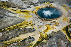 رنگ‌های عجیب چشمه آب گرم پارک ملی یلواستون (Yellowstone) 