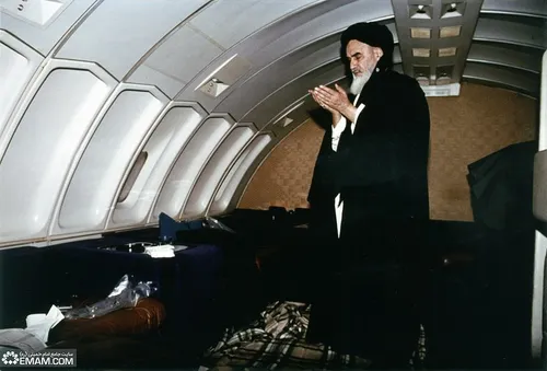 ♨ ️ دهه فجر | نماز امام خمینی(ره) در هواپیما در مسیر فران