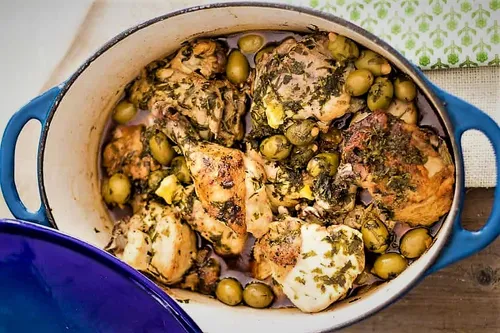خورش مرغ و زیتون لبنانی یکی از محبوب ترین غذاهای مردم لبن