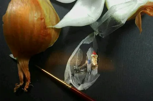 نقاشی مینیاتوری بر روی اشیاء ریز توسط یک نقاش ترک