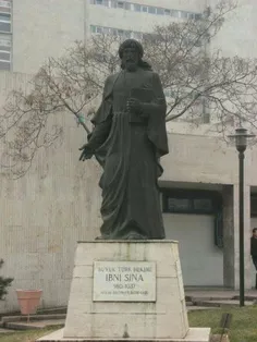 در آنکارای ترکیه، مجسمه ابن سینا رو وسط شهر گذاشتن و نوشت