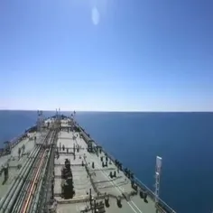 این کشتی پمپ بنزین دریای ماهست روی دریاسوخت میفروشیم...