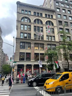 🔸 نصب پرچم فلسطین بر روی ساختمانی در نیویورک