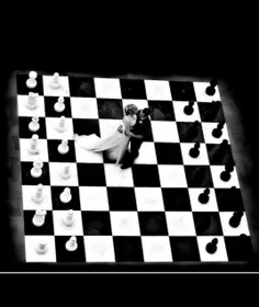 لوکان بالشطرنج قطعه مونثه لمات الملک عشقا!