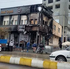 اومده بخاطر برد امریکا یه بانک اتیش زده 