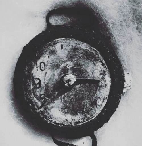 ساعت جیبی باقیمانده از بمب باران اتمی هیروشیمای زاپن .