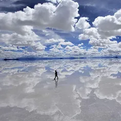 صحنه‌ای زیبا در صحرای نمک بولیوی که سطح آن بر اثر بارش با