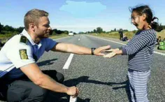 این پلیس مهربان کشور دانمارک درحال بازی با دختر سوری است 
