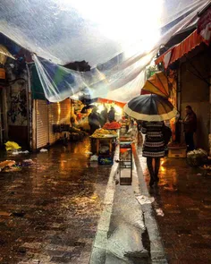 تصویری زیبا از هوای بارانی و آرامش بخش بازار رشت، امروز ص