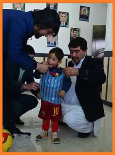 کودک افغان در حال آماده شدن برای دیدار با مسی