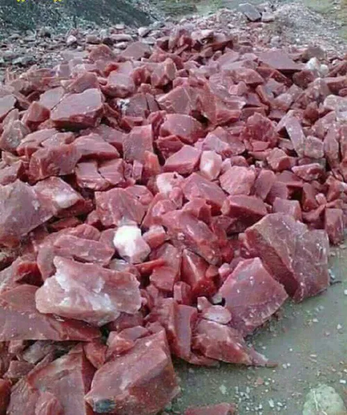 سنگهای شبیه گوشت تکه شده