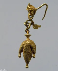 تصویری از یک گوشواره طلایی مربوط به دوره اشکانیان با قدمت