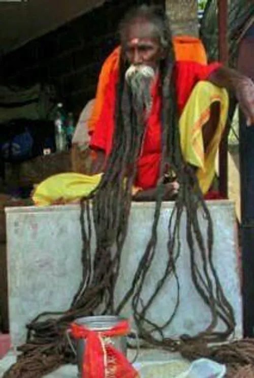 موهای بلند یک مرد هندو در معبدی در شهر گواهاتی هندوستان. 