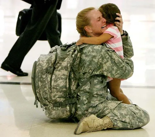 پس از 7 ماه خدمت در جنگ عراق مادر به دخترش رسید