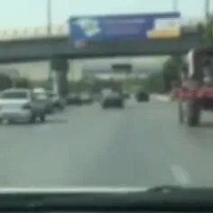 راننده تراکتور با گاوآهن تو مشهد درحال فرار و ماشین پلیس 