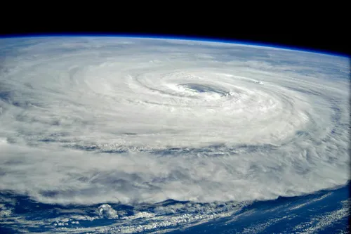 تصویری زیبا از طوفان غول پیکر NORU در قلب اقیانوس آرام از
