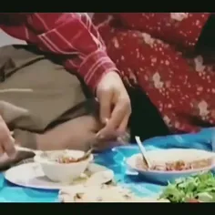 چرا قیمه هارو میریزی تو ماستا😂