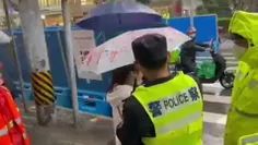پلیس چین در حال جستجوی تلفن های همراه مردم است تا مطمئن ش