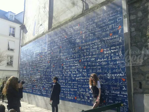 دیواری در فرانسه که جمله "دوستت دارم" به اکثر زبان ها بر 