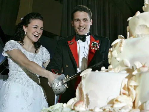 بعضی از خاندان های سلطنتی کیک مراسم عروسی شان را با شمشیر