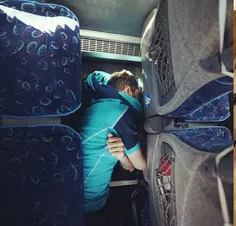 این چ کسی است ک کف اتوبوس خوابیده است؟؟؟؟