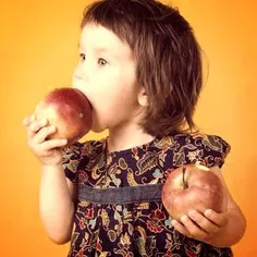 ختر کوچولویی دو تا سیب در دو دست داشت که مادرش وارد اطاق 
