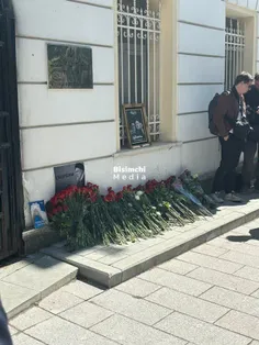 گل‌های مردم روسیه برای سفارت ایران در مسکو