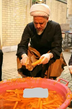 ❤️پاک کردن هویج برای بیماران کرونایی توسط امام جمعه ابهر