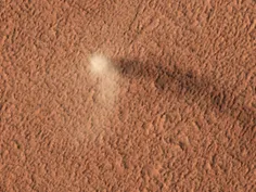 ‏- تصویر منتشرشده توسط HiRISE یک گردباد گردوغبار مریخی را