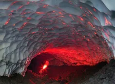 غار یخی نزدیک آتشفشان موتنوفسکی روسیه. #بخون