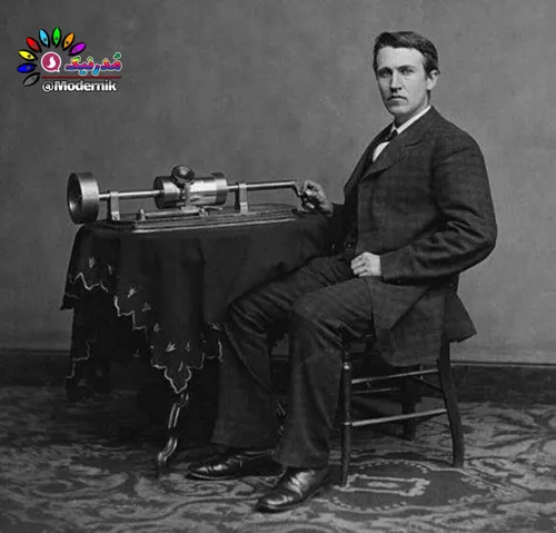ادیسون در کنار نخستین گرامافونی که اختراع کرده بود.