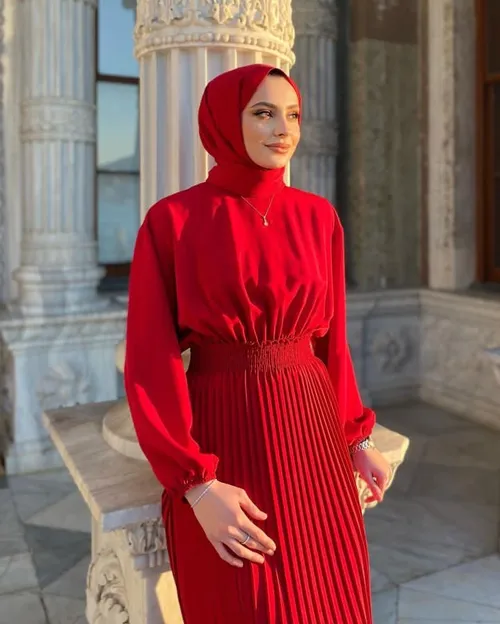 شهین خانم به جای لباس سفید، لباس قرمز در روز عروسی اش پوش