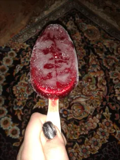 دیوونه یعنی من ک تو این یخبندون بستنی میخورم😄 ✌ 🍦