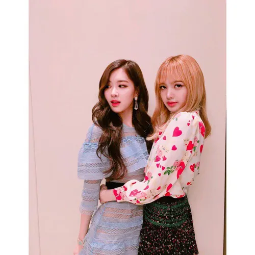 BLACKPINK ROSÉ LISA CHAELISA BESTIES LOVEHERR