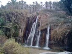 آبشار فاریاب در منطقه ای کوهستانی در شصت و پنج کیلومتری ب