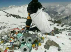 دولت نپال قوانینی درباره صعود به اورست وضع کرده که طی آن 