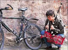 با نی اسکاتلندی میتونید دوچرخه باد کنید؟!