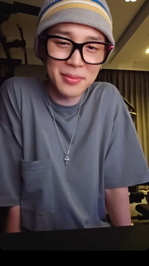 اخ خدا راضی که من توی مدرسه باشم و جیمین لایو بزاره ای خد