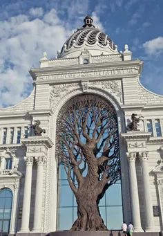 درخت غول پیکر آهنی در ورودی ساختمان وزارت کشاورزی روسیه