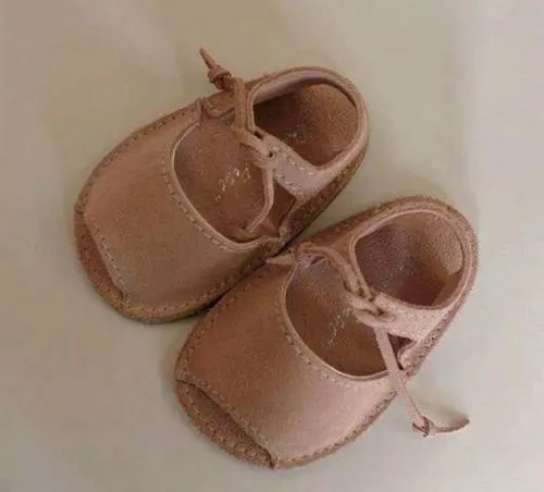 کفش های نوزادی خوشگل و بامزه دخترانه درحالیکه نوزادان کوچ