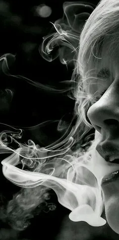 زن ڪـہ سیگار مے ڪشد